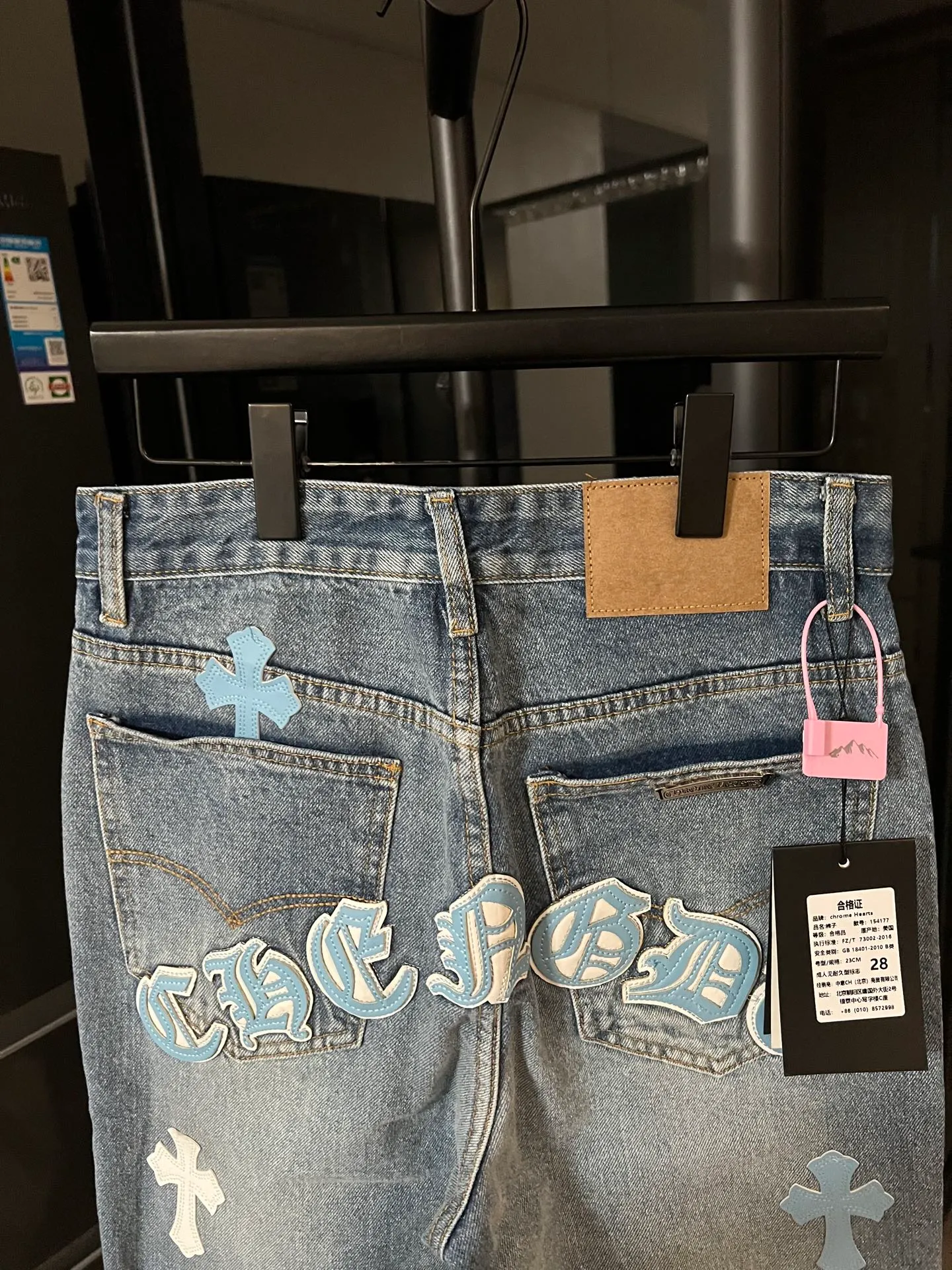 P260 [Next day] Chrome Hearts/Chrome Hearts CH Hong Kong City Limited Series Sanskrit Cross Patch Leather Jeans (Blue) Blue and White Color - Hong Kong Limited Fashion players, Chrome Hearts Hong Kong City Limited Jeans are now available!  The unique color scheme is like the intertwining of vitality and romance of Hong Kong. The three-dimensional letters between the hips seem to tell the story of the city. The customized hardware, the three-dimensional and thick cross stamens, and the hand-cut leather washers make the details full of luxury.  Handcrafted and made of environmentally friendly materials, comfort and quality coexist. Owning it is not only an outfit, but also a status symbol. Globally limited edition, don’t miss it.  Size: 28 30 32 34 (corresponding to s-xl) Detailed size can be found in Figure 9